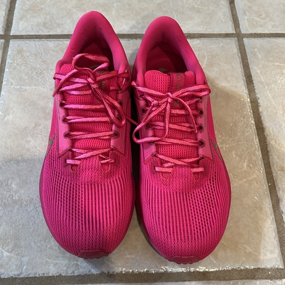 Women’s Nike sneaker - Picture 2 of 5